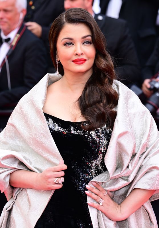 Aishwarya Rai Dazzles in Cannes: A Timeless Beauty Reigns Supreme!