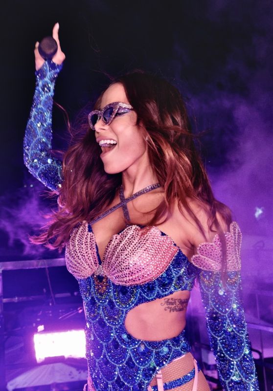 Anitta Dazzles in Mermaid-Inspired Outfit at São Luís Carnaval!