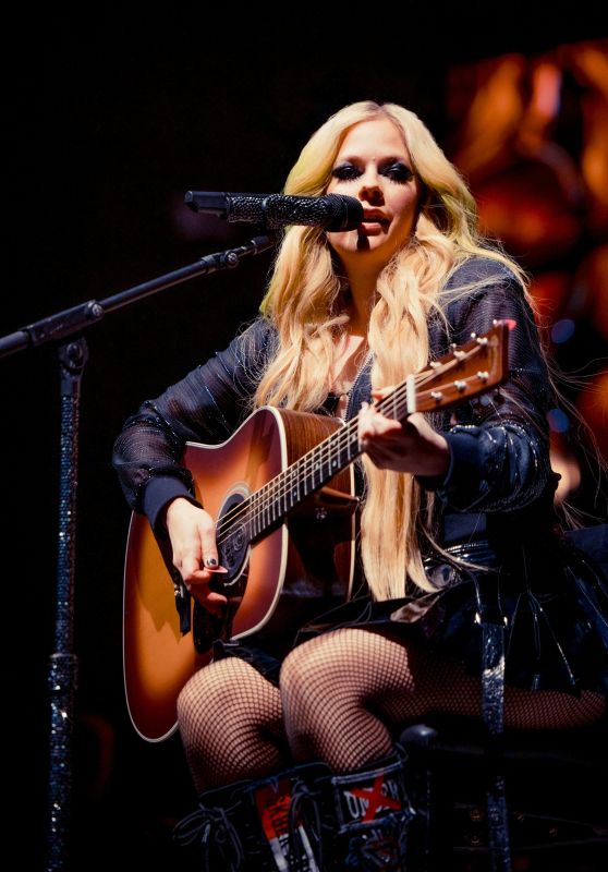 Avril Lavigne: Still Rocking the Acoustic Scene!