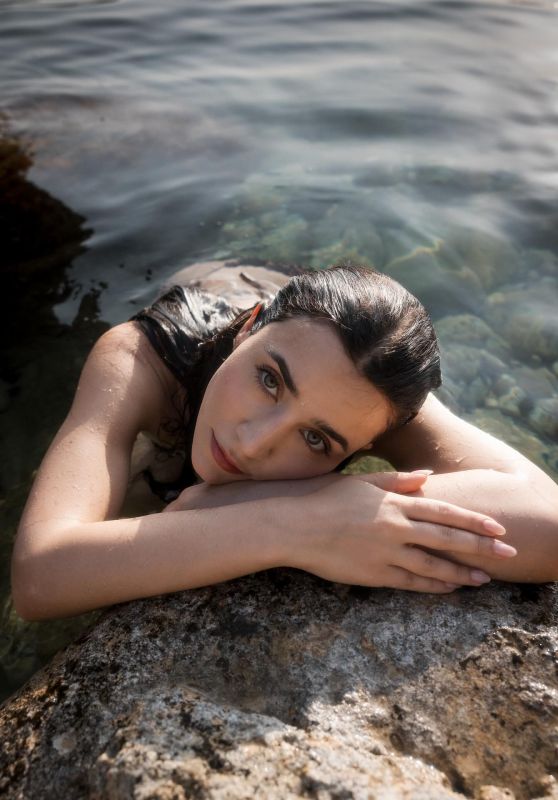 Caylee Cowan: A Mermaid Emerges from the Depths!