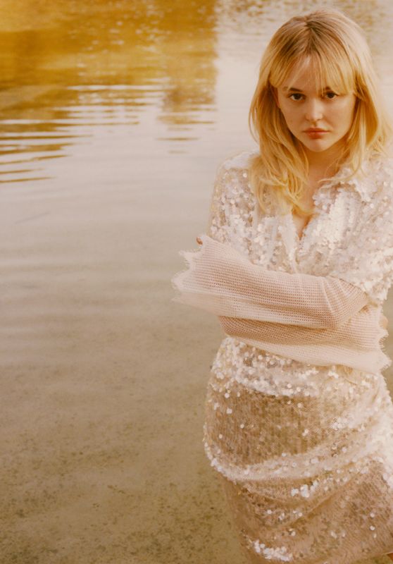 Emily Lind Dazzles in Lakeside Sparkle