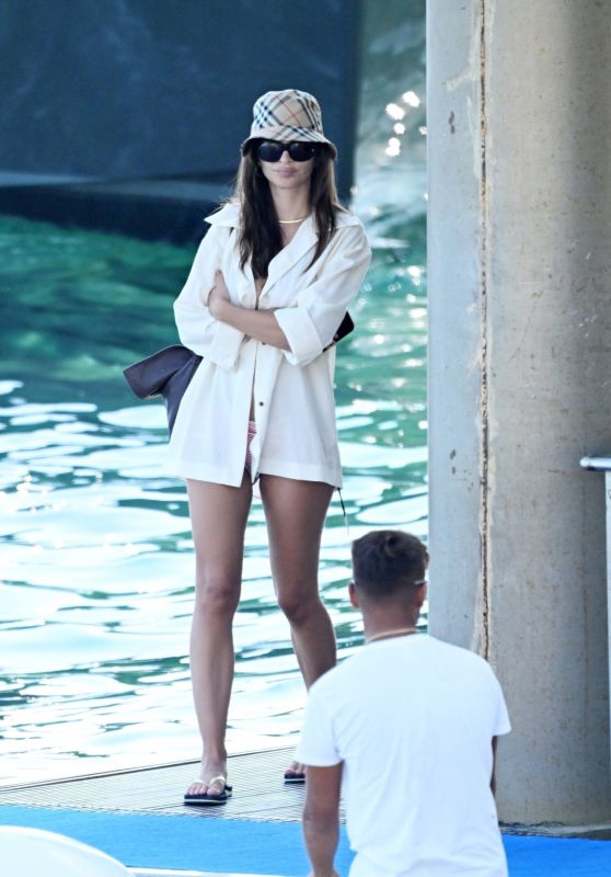 Emily Ratajkowski: Effortless Chic on the Amalfi Coast!