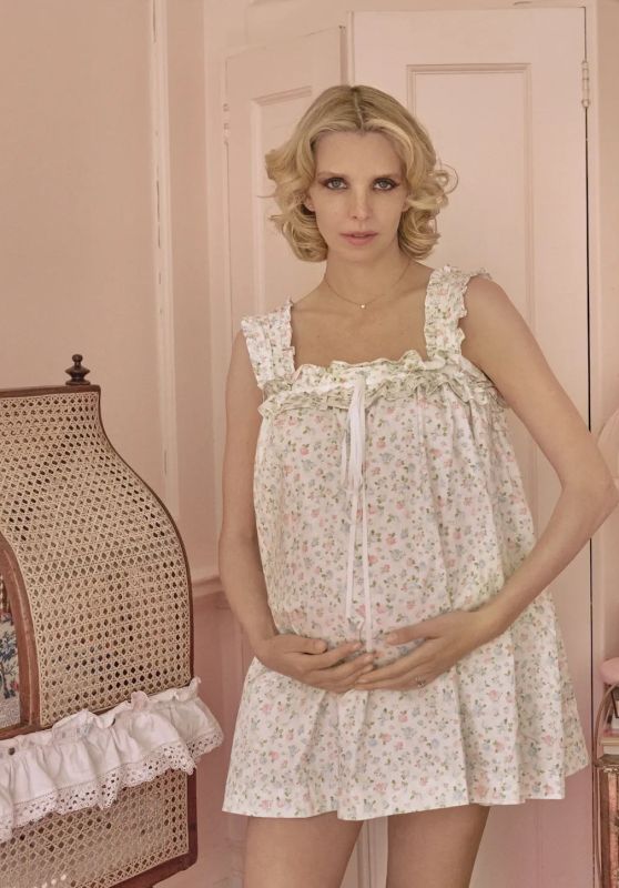 Greta Bellamacina: Blossoming Beauty!