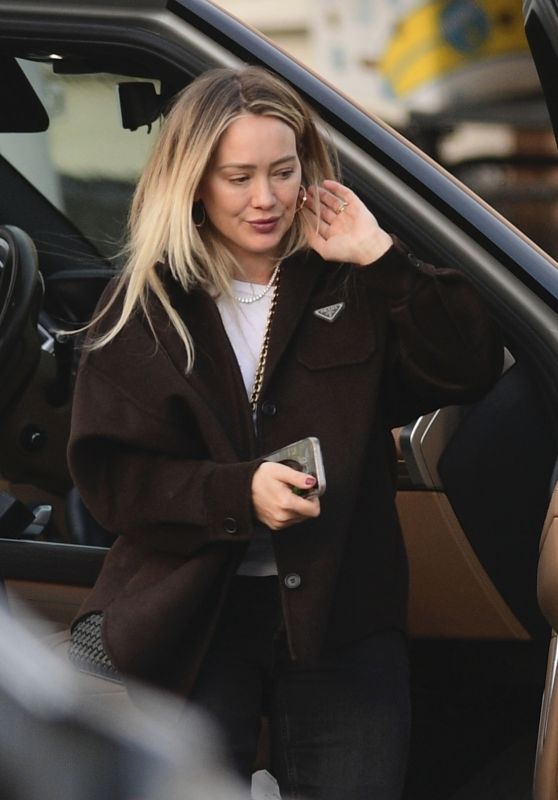 Hilary Duff: Chic and Casual on a Los Angeles Outing