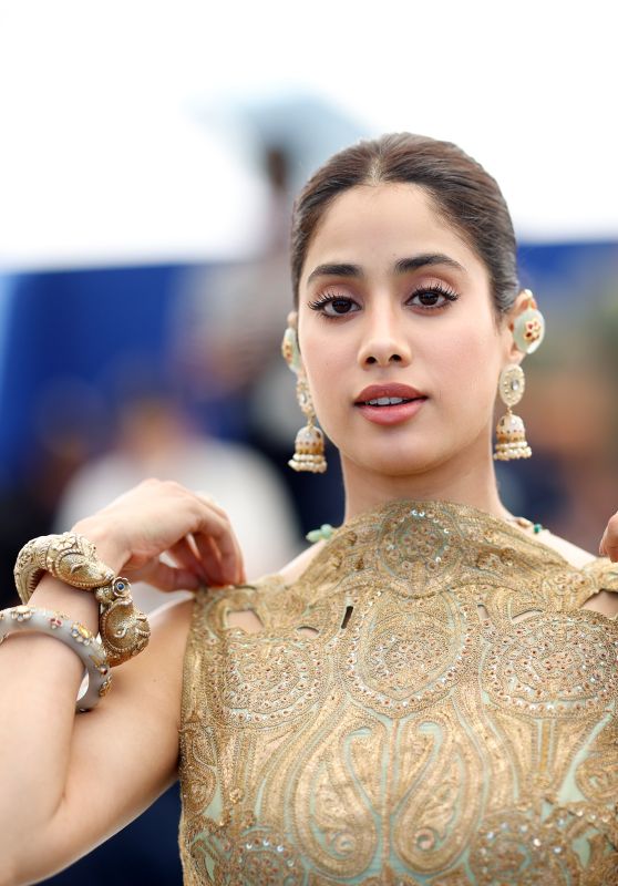 Janhvi Kapoor: A Golden Goddess at Cannes!