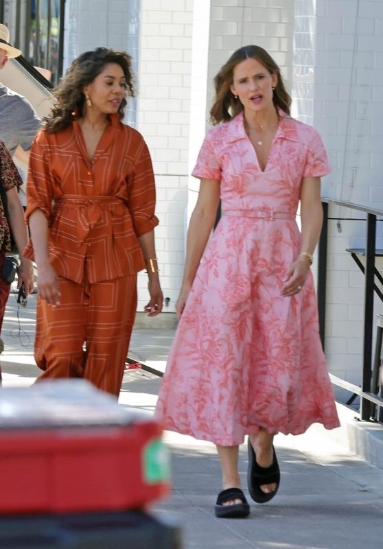 Jennifer Garner Blooms in Pink Floral on Set!