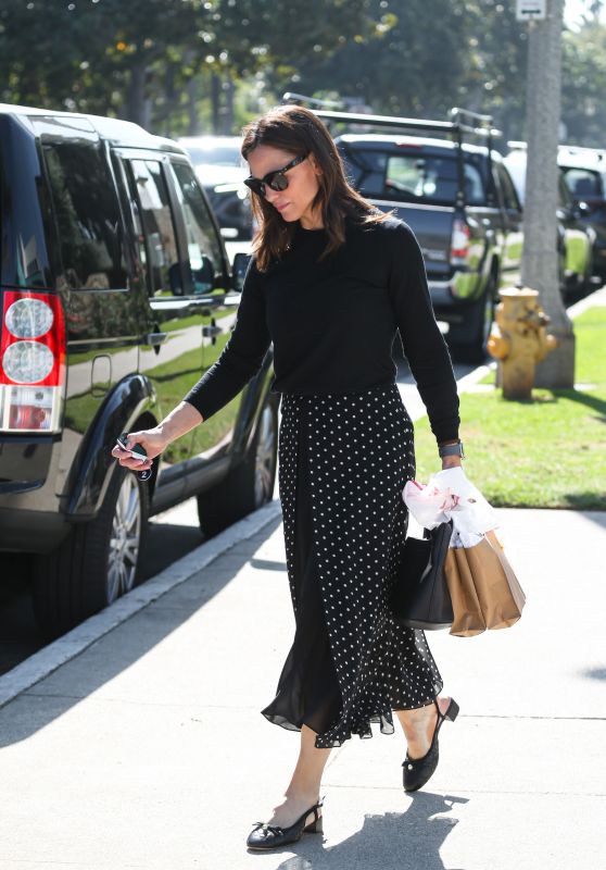  Jennifer Garner Spotted Leaving Church With Bags In Hand