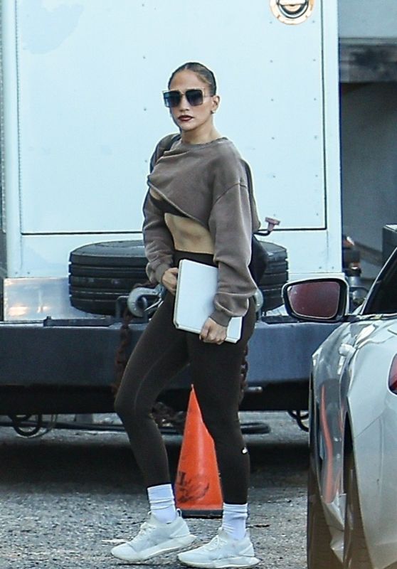Jennifer Lopez: Effortless Style on Set!