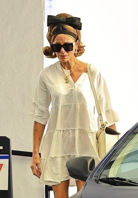 Kate Beckinsale Channels Jackie O in Beverly Hills!