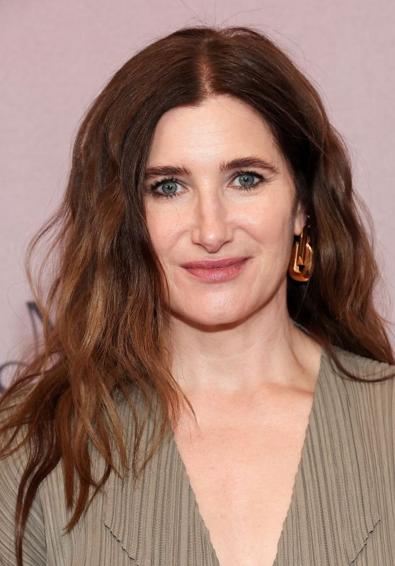 Kathryn Hahn: Golden Globes Glamour and a Touch of Mystery