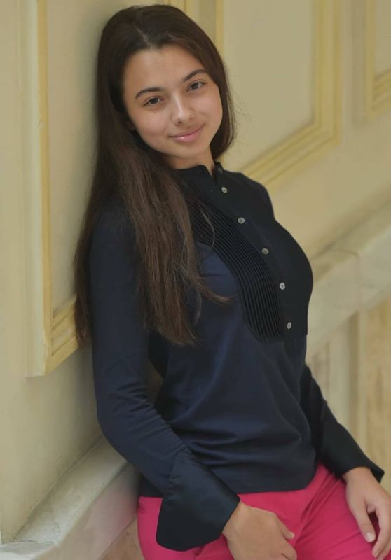 Laura Bretan’s Radiant Charm: A Bucharest Moment