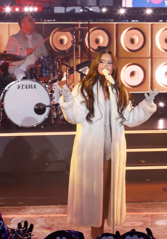 Maren Morris Dazzles in Sparkling White Ensemble at Rockin