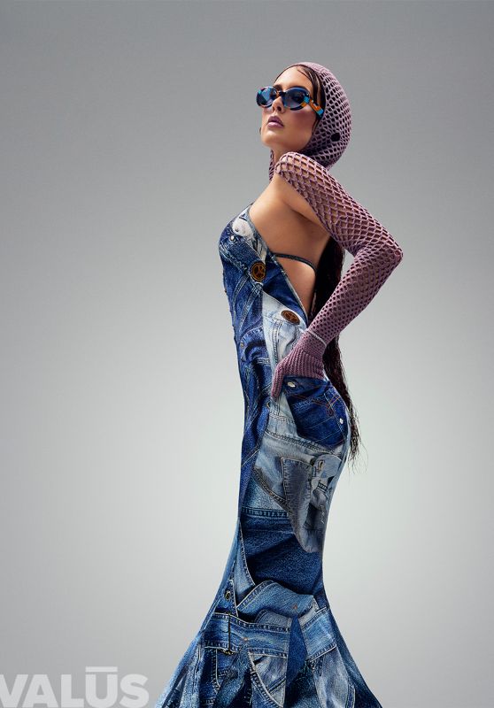 Mimi Webb Dares in Denim Dream for VALŪS!