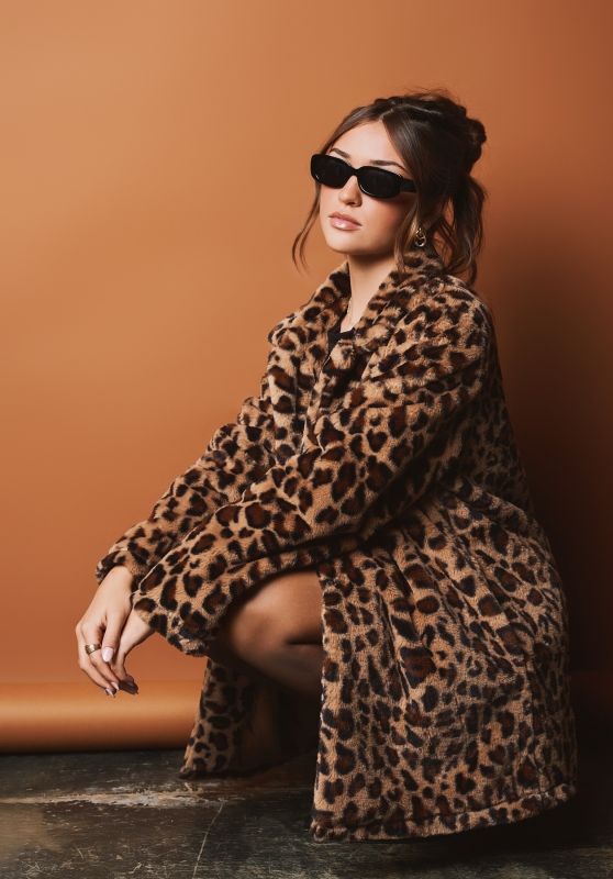 Presley Elise: Leopard Print and Retro Shades - A Style Statement!