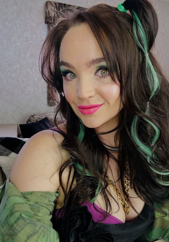 Stevie Lynn Jones: Emerald Enchantress or Fashion Faux Pas?