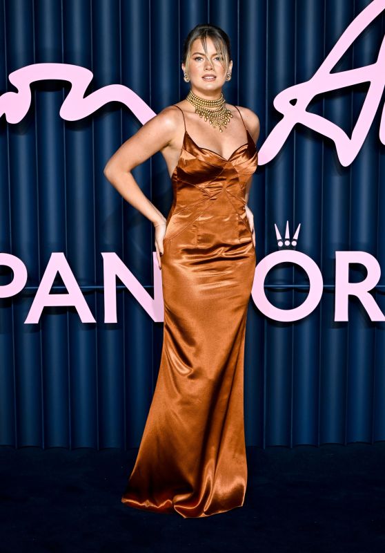 Tasha Ghouri: Golden Goddess at the Fashion Awards!